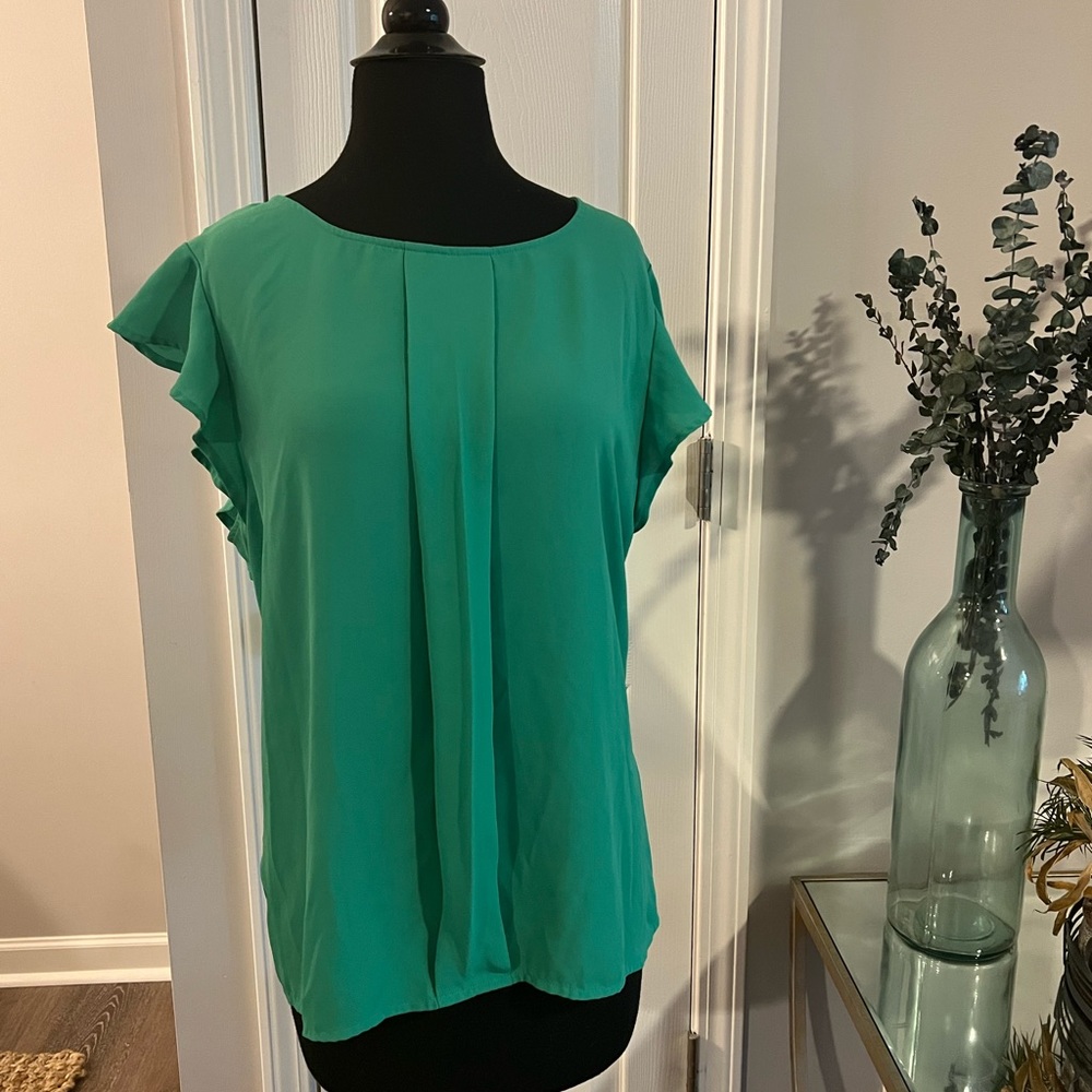 LOFT short flutter sleeve Kelly green blouse with keyhole on back size XL